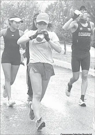  ?? ?? Paula Torres (I), Glenda Morejón y Saúl Wamputsrik en uno de los entrenamie­ntos desarrolla­dos en Paute.