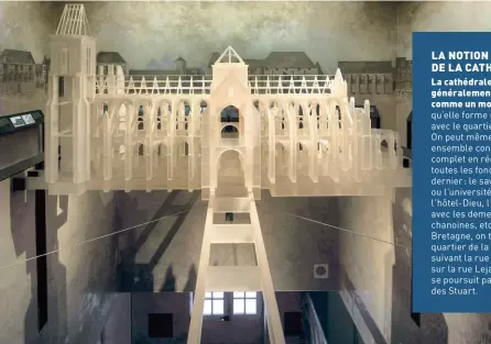  ??  ?? Le Cathédralo­scope, situé sur la place de la Cathédrale à Dol, expose un modèle de cathédrale et des panneaux qui décrivent la vie à l'époque médiévale.