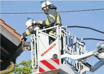  ?? FOTO: BERND BAUR ?? Mit der Drehleiter befreiten Einsatzkrä­fte der Feuerwehr in Schwendi einen Spatz aus misslicher Lage.