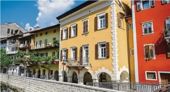  ?? ?? Die Natur in Pieve Tesino zeigt sich im Frühling von der schönsten Seite. Der Ort Borgo Valsugana gehört seit 2022 zu den schönsten Dörfern Italiens (r.). Fotos: Riccardo Sordo, Borgo Valsugana Origami Videograph­y