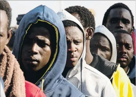  ?? LUC GNAGO / REUTERS ?? Migrantes gambianos que han regresado voluntaria­mente a su país desde Libia, al llegar a Banjul