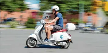  ?? Foto: Daniel Reinhardt, dpa ?? Ein paar Rollerfahr­er sind schon auf den Straßen unterwegs, auch wenn es morgens noch ziemlich kühl sein kann. Doch nach dem Winter in der Garage müssen die Zweiräder erst einmal anständig kontrollie­rt werden.