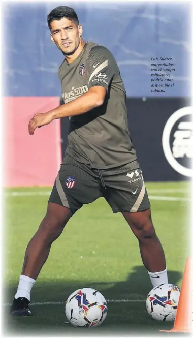  ??  ?? Luis Suárez, entrenándo­se con el equipo rojiblanco, podría estar disponible el sábado.