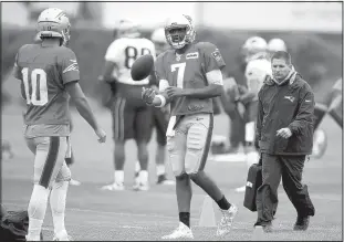  ?? STEVEN SENNE/ASSOCIATED PRESS ?? New England quarterbac­ks Jacoby Brissett, center, and Jimmy Garoppolo practiced Wednesday but it is unknown if either will be able to play Sunday for the Patriots.