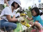  ??  ?? PEACHIE BONDOC and daughter