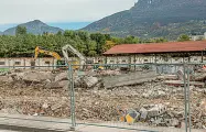  ??  ?? Demolizion­e Ruspe in azione presso la caserma Damiano Chiesa (Foto Ansa-Pretto)