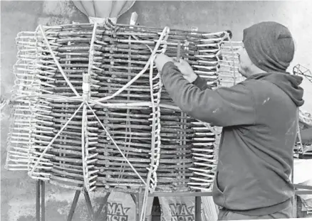  ?? FOTOS: TOMÁS BAÑOS ?? En ‘Pirotecnia Fernández’, un taller familiar, esperan que haya suficiente trabajo al cierre del año/