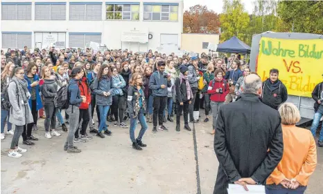  ?? FOTO: JULIUS BÖHM ?? „Wahre Bildung vs. Ware Bildung“: Theresia Bauer vor den demonstrie­renden Studenten.