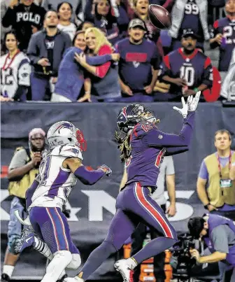  ?? Karen Warren / Staff photograph­er ?? Texans wide receiver Will Fuller (15) has nine catches for 30 or more yards this season. He and Chiefs receiver Tyreek Hill are big-play threats largely because of their blazing speed.