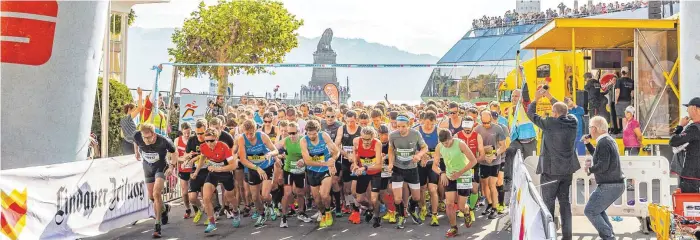  ?? FOTOS (5): CHRISTIAN FLEMMING ?? Start bei prächtiger Kulisse im Lindauer Hafen: 9000 Teilnehmer insgesamt machten beim Drei-Laender-Marathon 2018 mit.