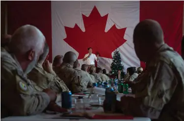  ??  ?? Prime Minister Justin Trudeau speaks to Canadian Armed Forces following a turkey dinner in Gao on December 22, 2018.