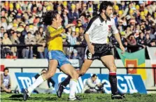  ?? BILD: SN/KRUGFOTO/ ,MÜHLBERGER ?? Gegen die Fußballgöt­ter: Hans Krankl 1978 im Duell mit Zico.