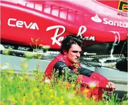  ?? EUROPA PRESS ?? Carlos Sainz, desolado tras romperse el motor del Ferrari