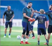  ??  ?? Donnarumma sonríe en el entrenamie­nto de Italia.