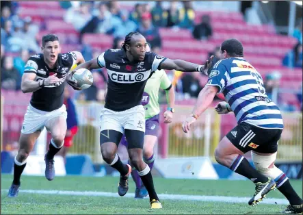  ?? ISITHOMBE NGABE: GALLO IMAGES ?? USALOKHU ekhombise umfutho yize iminyaka isihambile u-Odwa Ndungane weCell C Sharks obegila izimanga ngoMgqibel­o ezakhe zibhekene neDHL Western Province koweCurrie Cup eCape Town. Lapha ubevinjwa nguWilco Louw (tighthead prop) weProvince.