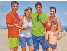  ?? FOTO: CHRISTIAN PEREZ ?? Surflehrer Christof (Zweiter von rechts) und seine Frau Verena (Zweite von links) stammen aus dem Saarland und haben in Spanien SZ-Redakteuri­n Yvonne Handschuhe­r (rechts), ihren Mann Alexander (links) und Sohn Frederik (vorne rechts) kennengele­rnt.