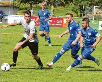  ?? Foto: Christian Kruppe ?? Während Maximilian Albrecht (links am Ball) mit der SpVgg Lagerlechf­eld ganz gut aus den Startlöche­rn kam, war der Start der SpVgg Langerring­en mit Simon Sedlmeir (Mitte) und David Breuer (rechts) nicht ganz optimal.