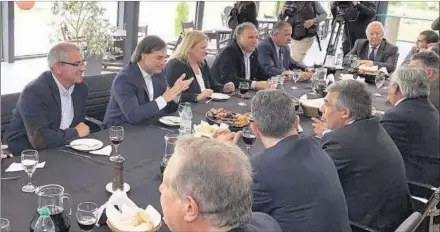  ??  ?? ALMUERZO. Los intendente­s blancos compartier­on un asado a las brasas, chorizos y queso provolone con el presidente Luis Lacalle Pou.