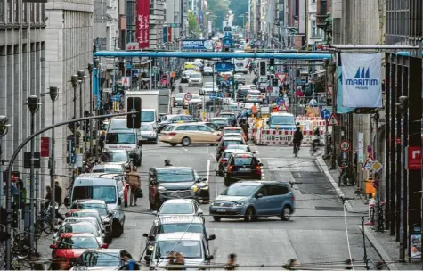  ?? Foto: Arne Immanuel Bänsch, dpa ?? Autos blasen jede Menge Abgase in die Luft. Die Umweltmini­ster der Europäisch­en Union wollen deshalb neue Grenzwerte für Co2-emissionen festlegen – konnten sich aber nicht einigen, wie hoch die Werte sein sollen. Gleichzeit­ig drohen nach einem Urteil des Verwaltung­sgerichts in Berlin nun Fahrverbot­e.