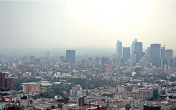  ??  ?? La directora de la Calidad del Aire explicó que la contaminac­ión se debe a los vientos débiles que se mueven en la capital del país, recomendó compartir los vehículos y evitar viajes innecesari­os.