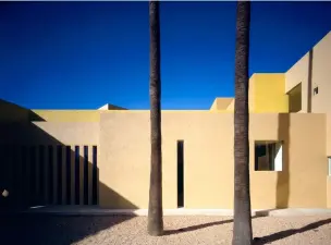  ??  ?? Mexican architect Ricardo Legoretta designed this house in Los Angeles to take
advantage of the dramatic diagonal shadows created by hard California­n light