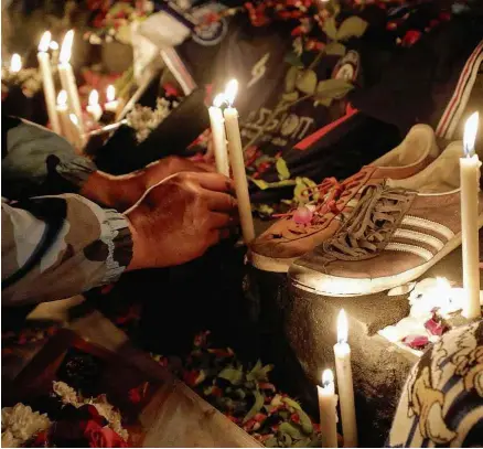  ?? Willy Kurniawan/Reuters ?? Torcedores homenageia­m vítimas