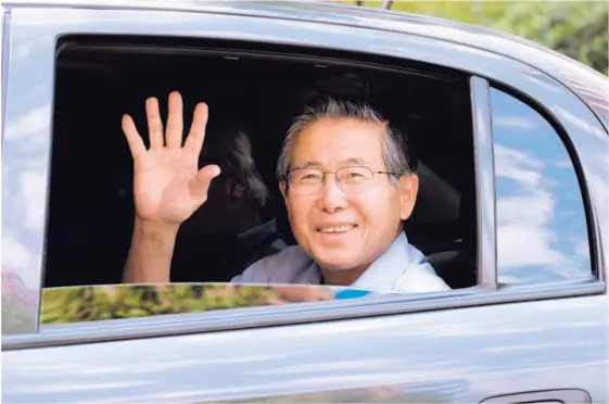  ?? AFP ?? El expresiden­te Alberto Fujimori saludaba desde un automóvil, en febrero del 2007, cuando residía en Las Condes, Santiago de Chile.