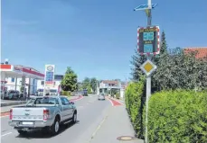  ?? FOTO: JPS ?? Tempo 39 ( tagsüber) und deshalb ein grünes „ Smiley“: Dieser Autofahrer hat am Donnerstag alles richtig gemacht in der Friedrich- Ebert- Straße. Dort steht eine der drei neuen Anlagen.