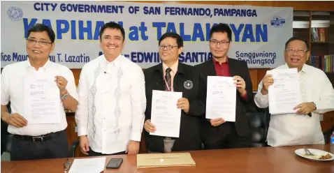  ??  ?? COMPLAINT. (L-R) Mayor Edwin ‘EdSa’Santiago, Assistant Solicitor General Joseph Guevarra, Associate Solicitor II Eric Lavadia and City Legal Officer Atlee Viray, show copies of civil case complaint before the Regional Trial Court of Pampanga yesterday...