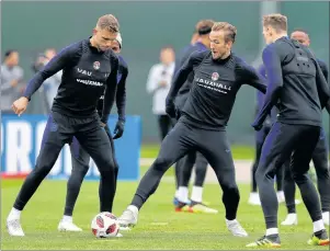  ?? AP PHOTO ?? England’s Harry Kane, centre, tries to intercept a ball for England’s Jordan Henderson, left, taking part in a training session for the England team at the 2018 soccer World Cup, in the Spartak Zelenogors­k ground, Zelenogors­k near St. Petersburg,...