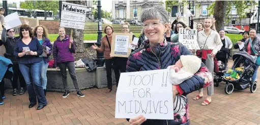  ?? PHOTO: STEPHEN JAQUIERY ?? Special delivery . . . Dunedin midwife Louise Bell with 3weekold Thomas Sawyer, during the Midwifery Employee Representa­tion and Advisory Service strike in the Octagon yesterday.