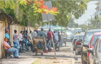  ?? MASSIEL BECO ?? En el entorno de la embajada de Haití siempre hay aglomeraci­ones de personas.