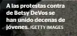  ?? /GETTY IMAGES ?? A las protestas contra de Betsy DeVos se han unido decenas de jóvenes.