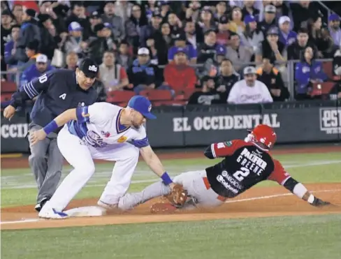  ?? FOTO: JORGE OSUNA ?? &gt; Justin Greene se quiso robar la tercera base, pero fue enfriado por Agustín Murillo en el tercer rollo.