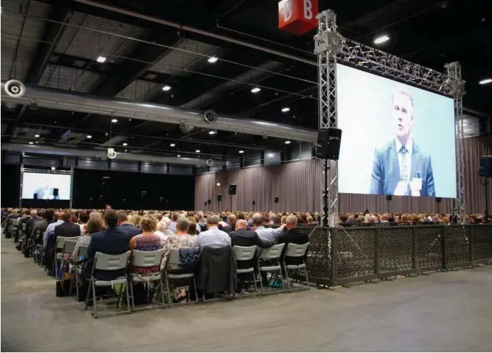  ?? FOTO: CONNIE BENTZRUD ?? I den store messehalle­n på Lillestrøm, blir foredragen­e overført på storskjerm.
