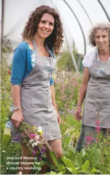  ??  ?? Jess and Monica choose blooms for a country wedding.