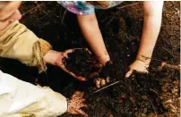  ?? CAROLINE TOMPKINS FOR THE NEW YORK TIMES ?? Grab a handful of soil, or hike a muddy trail. Experts say regular contact with healthy soil has physical and psychologi­cal benefits for adults as well as children.