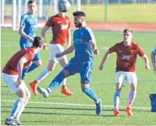  ?? FOTO: GUENTER KRAM ?? Der FV Biberach (rote Trikots) kassierte eine herbe 0:5-Niederlage beim VfB Friedrichs­hafen.