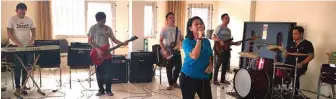  ?? LUGAS WICAKSONO/JAWA POS ?? SUDAH PUNYA ALBUM: Prison Band berlatih di aula lantai 2 di Rumah Tahanan (Rutan) Kelas I Surabaya kemarin sore (30/3).