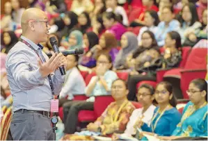  ??  ?? BENREZA ketika menyampaik­an Ceramah TN50.