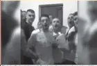  ??  ?? Shënkolli shpërthen në festë në dhomat e zhveshjes. Një video e postuar prej lojtarëve në “Facebook”, ka shfaqur ekzaltimin pas barazimit me Tiranën.