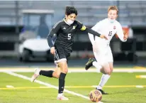  ?? DAILY SOUTHTOWN ALLEN CUNNINGHAM / ?? Andrew’s Danny Garcia (5) dribbles through the midfield as Lincoln-Way Central’s Andrew Madon (15) defends on Tuesday.