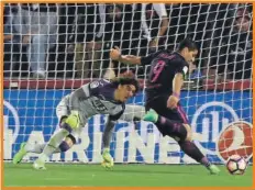  ??  ?? El uruguayo Luis Suárez, del Barcelona, define frente al portero mexicano Guillermo Ochoa, ayer en Granada