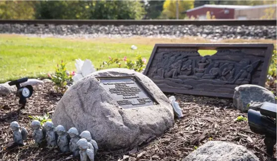  ?? ASHLEE REZIN GARCIA/ SUN- TIMES ?? A memorial to the seven teenagers killed in the 1995 crash sits near the train tracks at Algonquin Road and Northwest Highway in Fox River Grove.