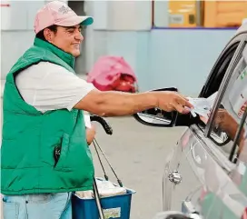  ?? FOTO ?? Los conductore­s de vehículos que tanquean son los clientes elegidos por John Úber para ofrecer las arepas.