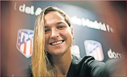  ??  ?? Deyna Castellano­s, jugadora venezolana del Atlético de Madrid, posa para AS en un acto publicitar­io celebrado ayer en Madrid.