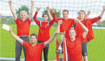  ?? FOTO: BAUCH ?? Das Team Baveb Melas & Friends gewinnt den Elfmeter-Cup in Neuler.