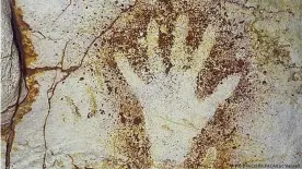  ??  ?? The stenciled Stone Age hand in the Cosquer Cave