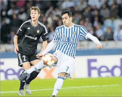  ?? FOTO: UNCITI ?? Juanmi empala el balón con la derecha en una acción en la que buscó el gol contra el Rosenborg