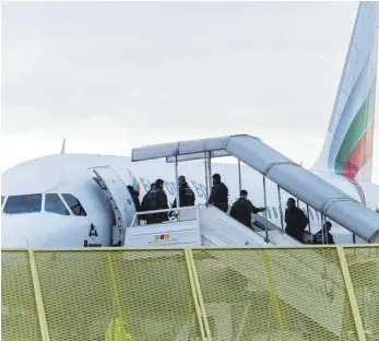  ?? FOTO: DANIEL MAURER ?? Abgelehnte Asylbewerb­er steigen im Rahmen einer Sammelabsc­hiebung in ein Flugzeug. Mehr als die Hälfte der im Jahr 2018 geplanten Abschiebun­gen scheiterte­n.